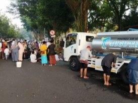 https://perumdatugutirta.co.id/publikasi/berita/umum/lebih-dekat-ke-masyarakat-tugu-tirta-sediakan-layanan-air-gratis-di-lokasi-solat-idul-fitri-eeade