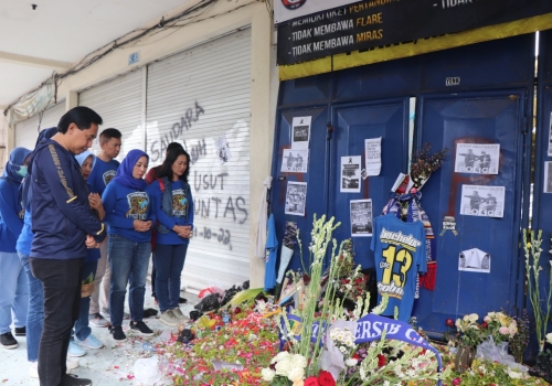 Berduka, Aremania Tugu Tirta Gelar Solat Ghoib dan Tabur Bunga