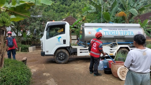 Tugu Tirta Salurkan Bantuan & Suplai Air Minum ke Wilayah Terdampak Banjir Malang Selatan