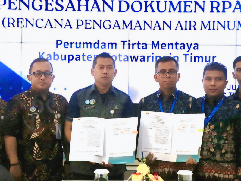 Tirta Mentaya Kotawaringin Timur Tandatangani Pengesahan Dokumen RPAM di Tugu Tirta Tirta Mentaya Kotawaringin Timur Tandatangani Pengesahan Dokumen RPAM di Tugu Tirta
